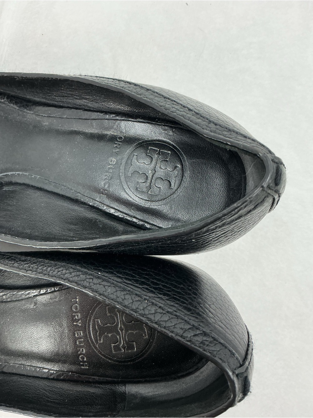 Tory Burch Black Leather Peep-Toe Heels with Gold Logo Medallion B47 - Picture 5 of 6